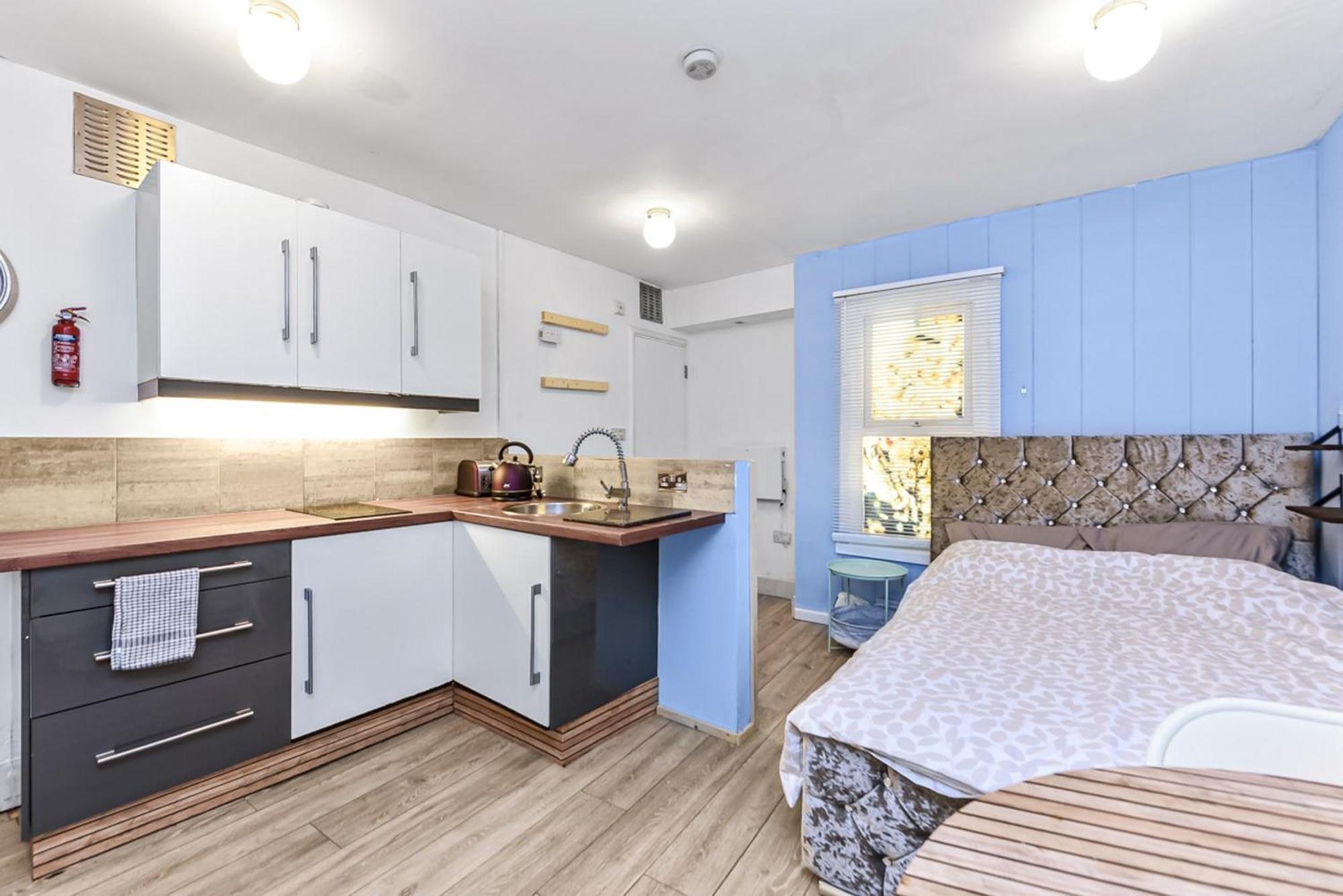 Апартаменты Cosy Studio Flat On A Budget Лондон Экстерьер фото