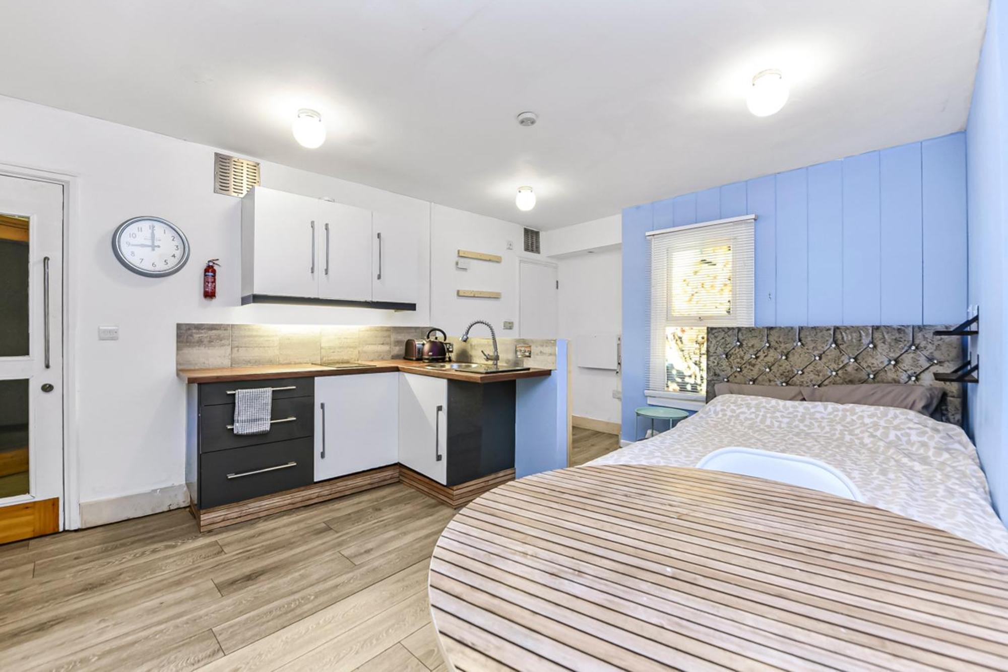 Апартаменты Cosy Studio Flat On A Budget Лондон Экстерьер фото